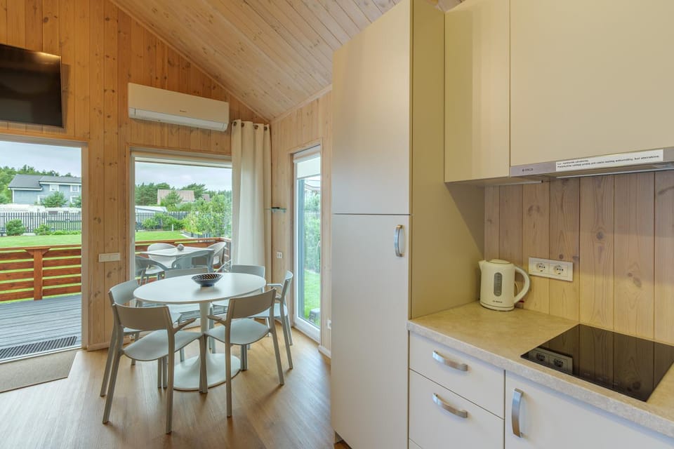 TV and multimedia, Dining area, stove, kitchen, air conditioner