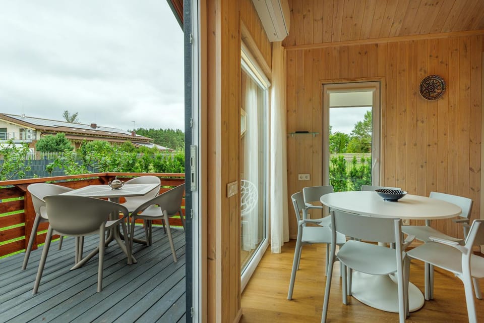 Property building, Balcony/Terrace, Living room, Seating area, Dining area, Garden view
