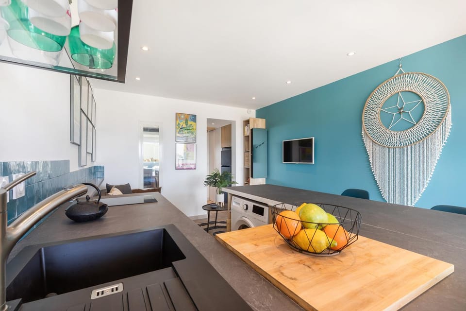 Kitchen or kitchenette, Food and drinks, Dining area