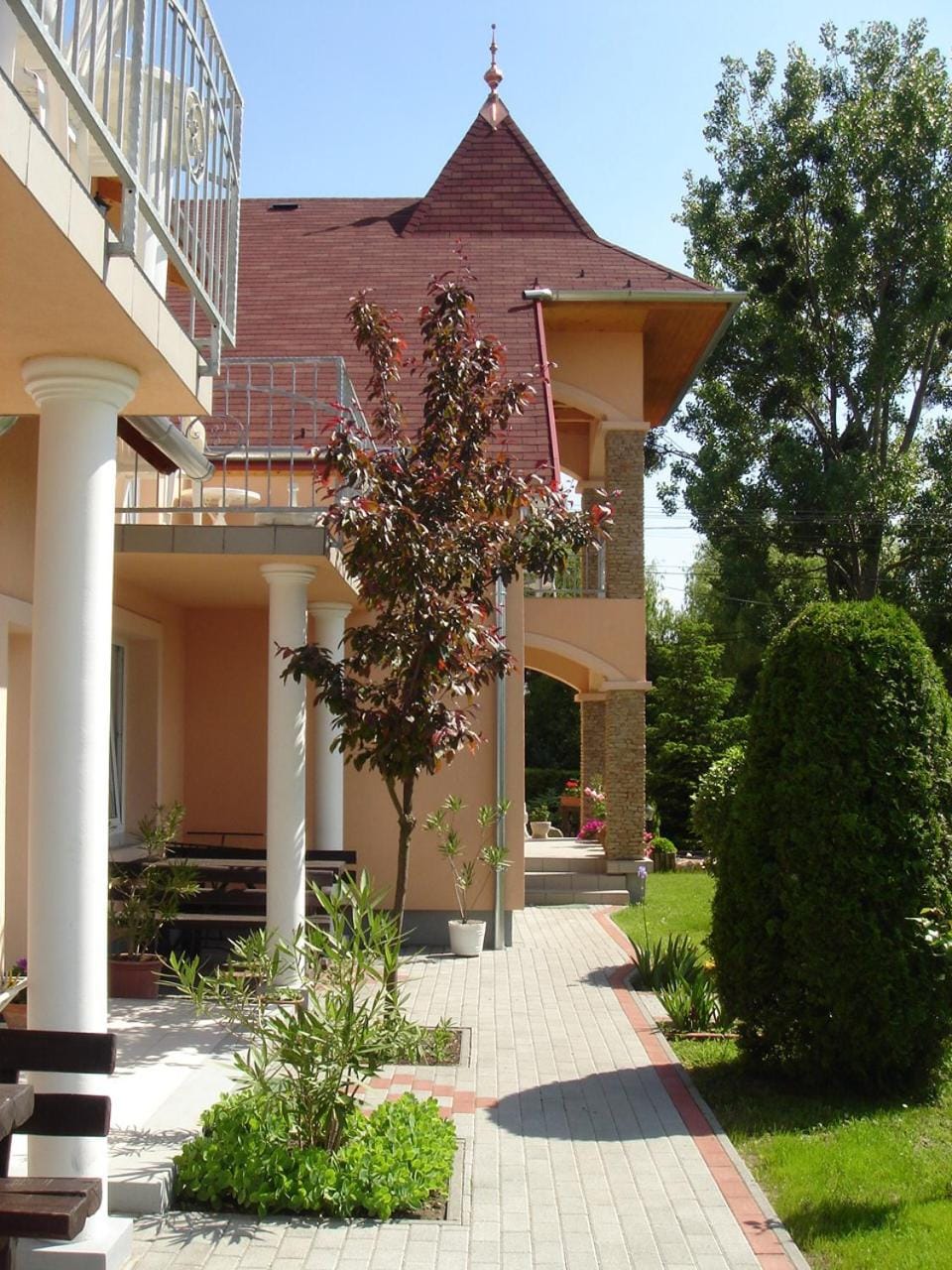 Facade/entrance