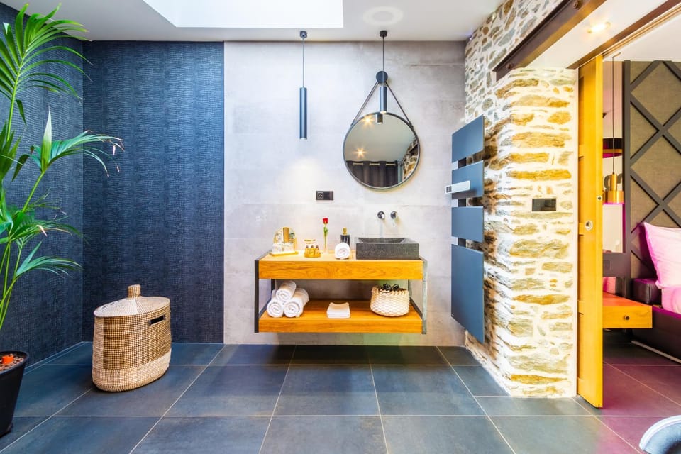 Nuit confort avec Balnéo XXL privative et Climatisation House in Nantes