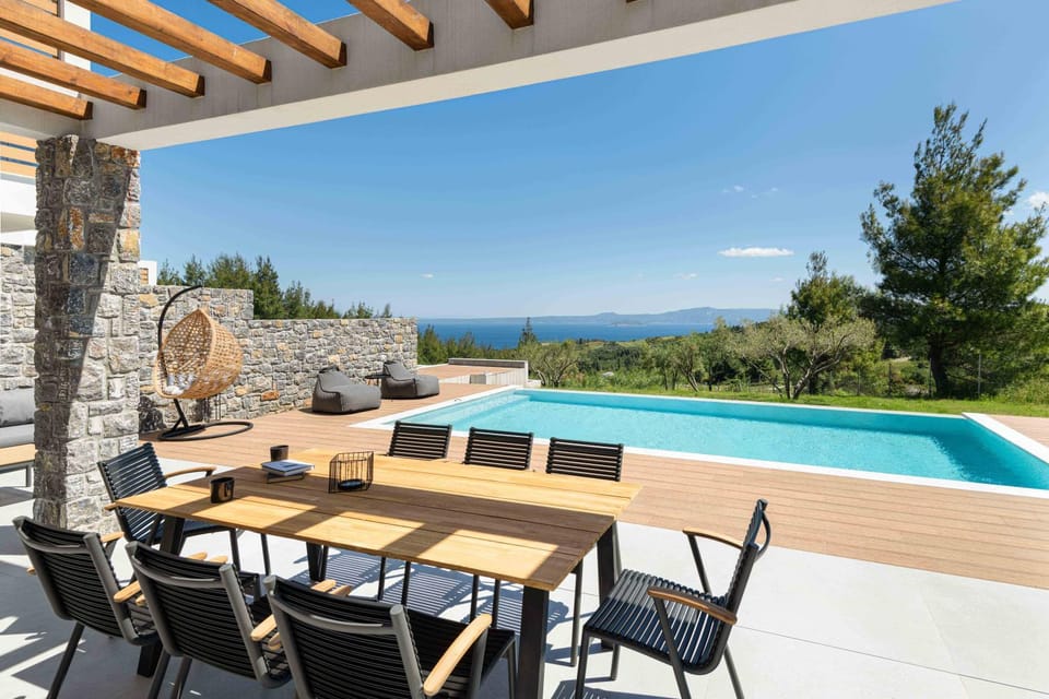 Dining area, Pool view