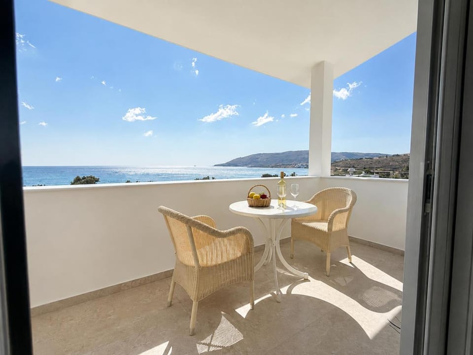 Natural landscape, Balcony/Terrace, Dining area, Sea view
