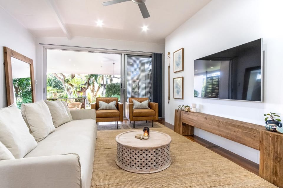 TV and multimedia, Living room, Seating area, Evening entertainment