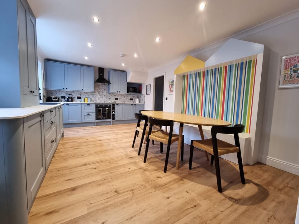 Kitchen or kitchenette, Seating area, Dining area