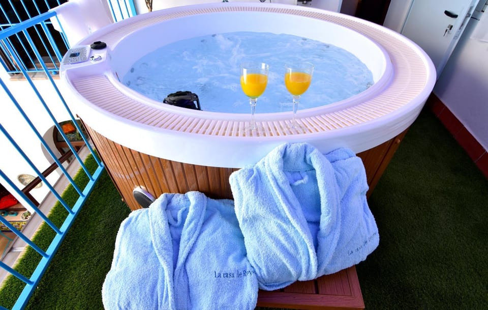 Hot Tub, Balcony/Terrace, towels