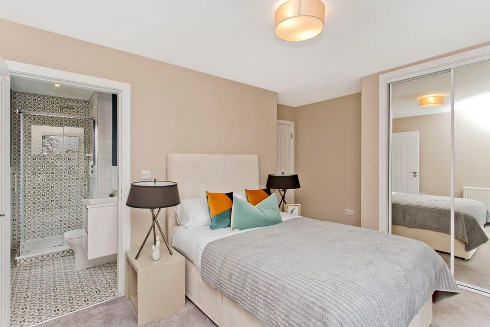 Modern City Centre 2 Bedroom 2 Bathroom Apartments, Main Door Ground with Private Parking Apartment in Edinburgh