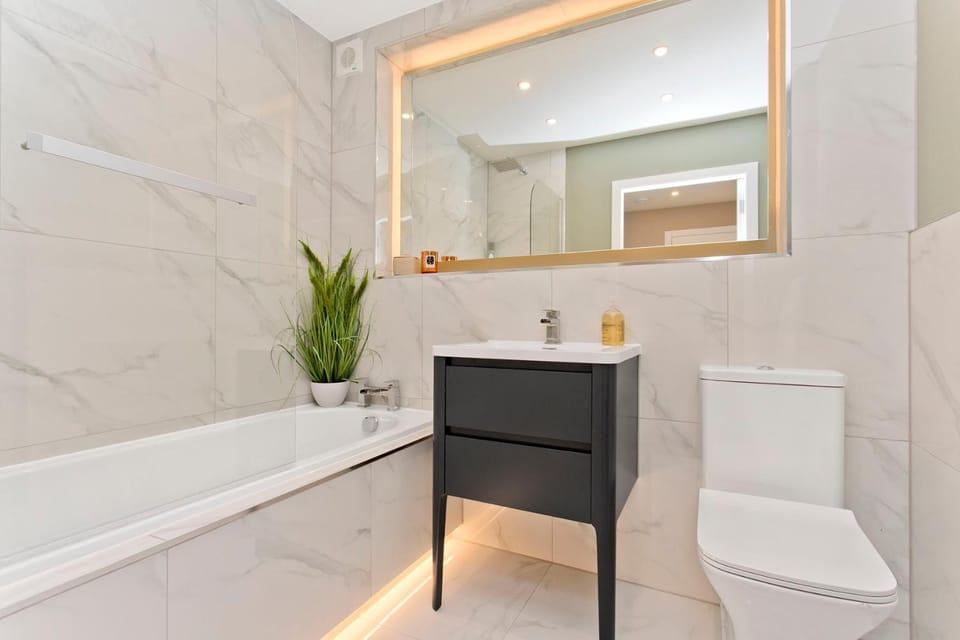 Modern City Centre 2 Bedroom 2 Bathroom Apartments, Main Door Ground with Private Parking Apartment in Edinburgh