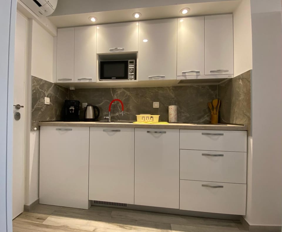 Coffee/tea facilities, Kitchen or kitchenette, stove