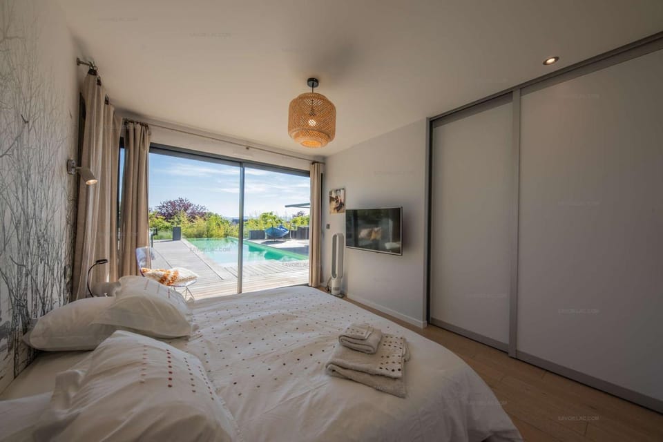 Bed, Photo of the whole room, Bedroom, towels