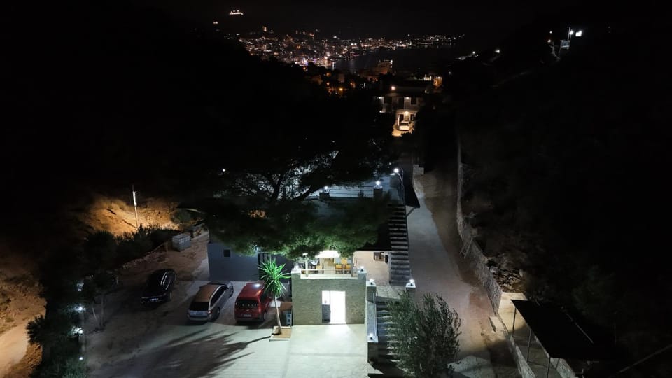 Restaurant/places to eat, Restaurant/places to eat, Night, Natural landscape, Parking