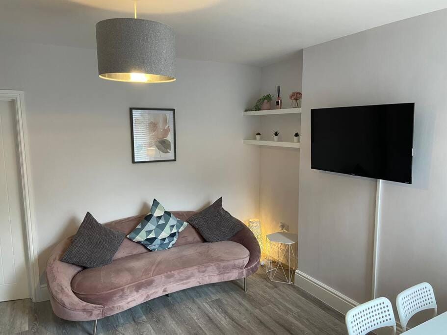 Modern Ground Floor Garden Apartment With Parking Apartment in England