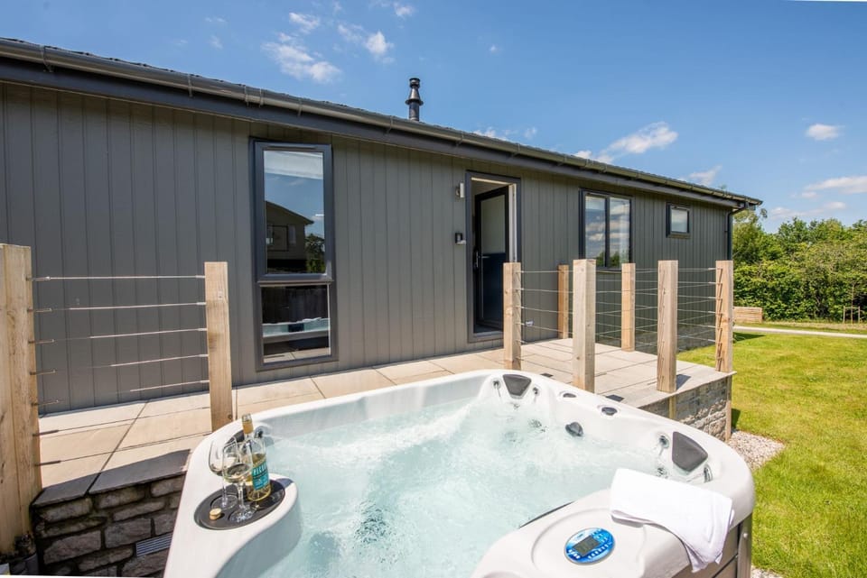 Property building, Patio, Garden, Hot Tub, Garden view