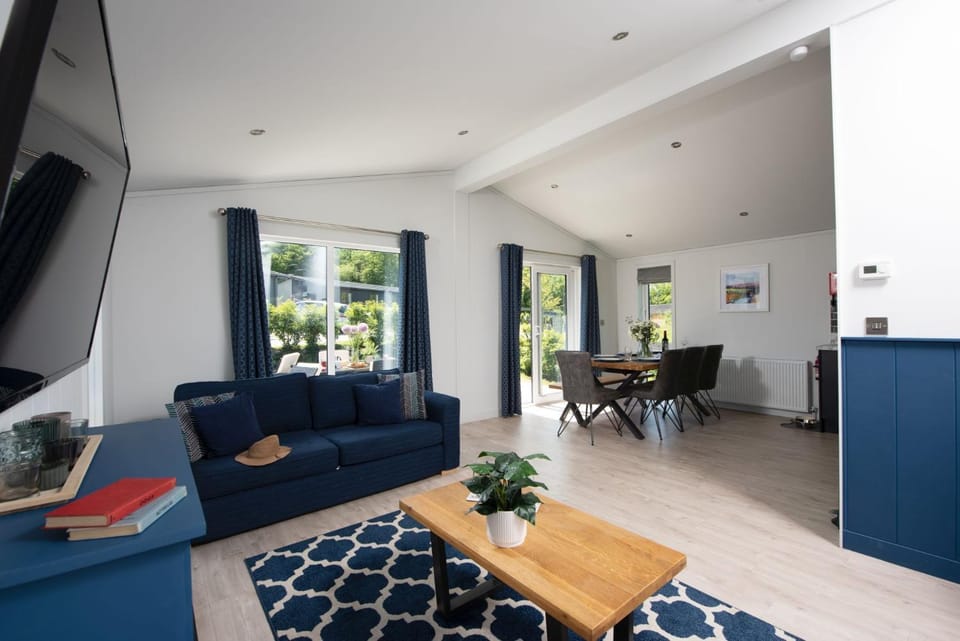 Communal lounge/ TV room, TV and multimedia, Living room, Seating area, Dining area, Evening entertainment