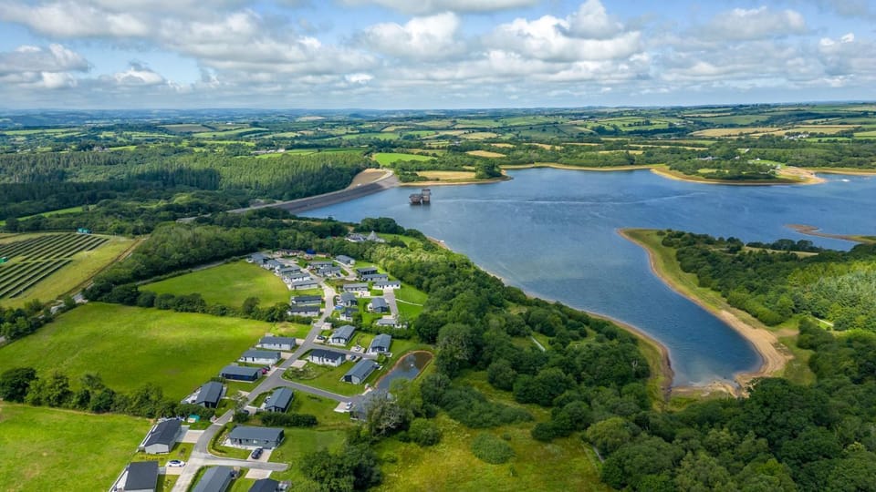 Property building, Nearby landmark, Day, Natural landscape, Bird's eye view, View (from property/room), Lake view