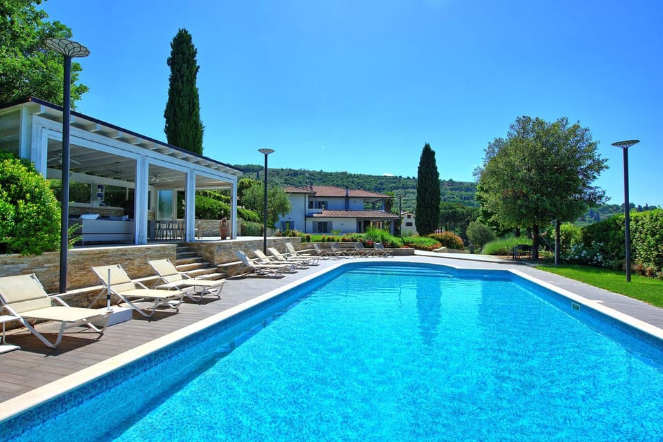 Property building, Garden, Garden view, Swimming pool, sunbed