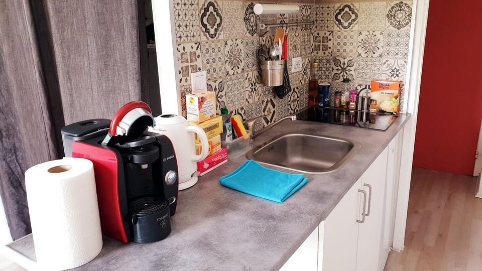 Coffee/tea facilities, Kitchen or kitchenette, stove