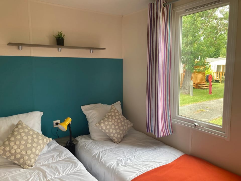Bed, Bedroom, Garden view
