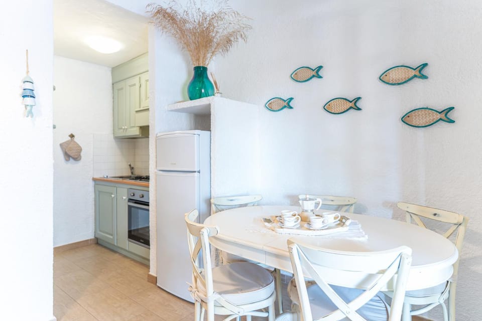 Kitchen or kitchenette, Dining area, minibar, oven, stove