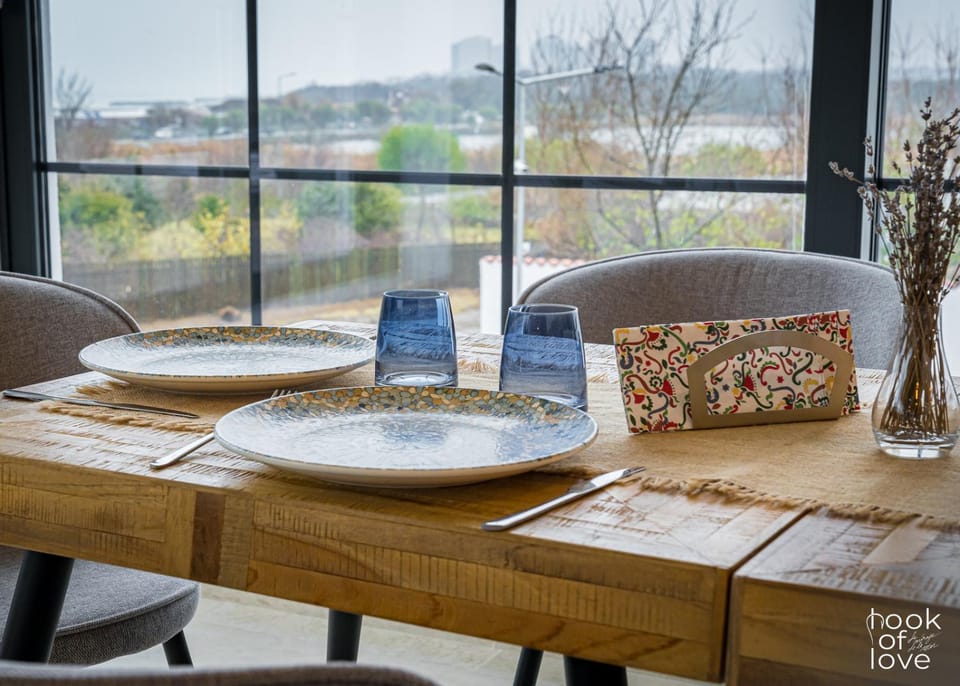 Restaurant/places to eat, Seating area, Dining area