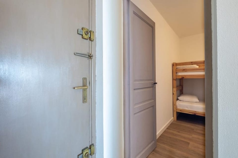 Bedroom, bunk bed