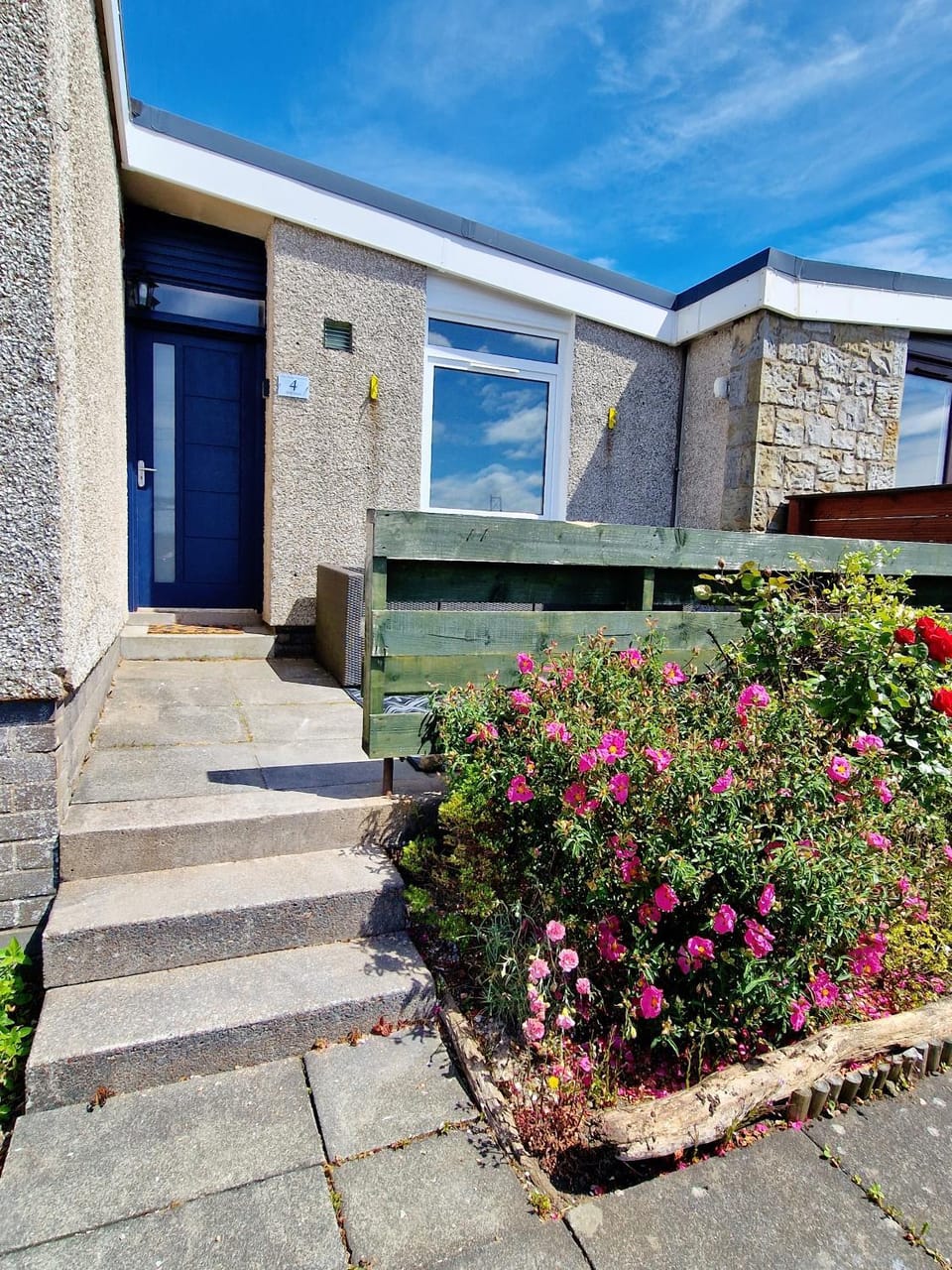 Three Bridges Waterfront House in Scotland