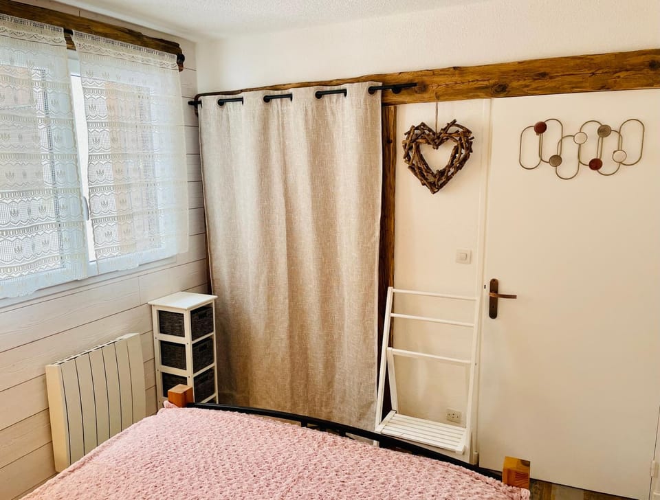 Photo of the whole room, wardrobe