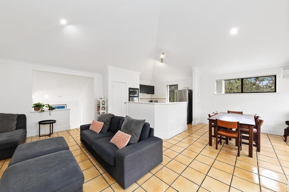 Family Favourite - Kangaroo and Fairway Views with Air Con House in Dunsborough