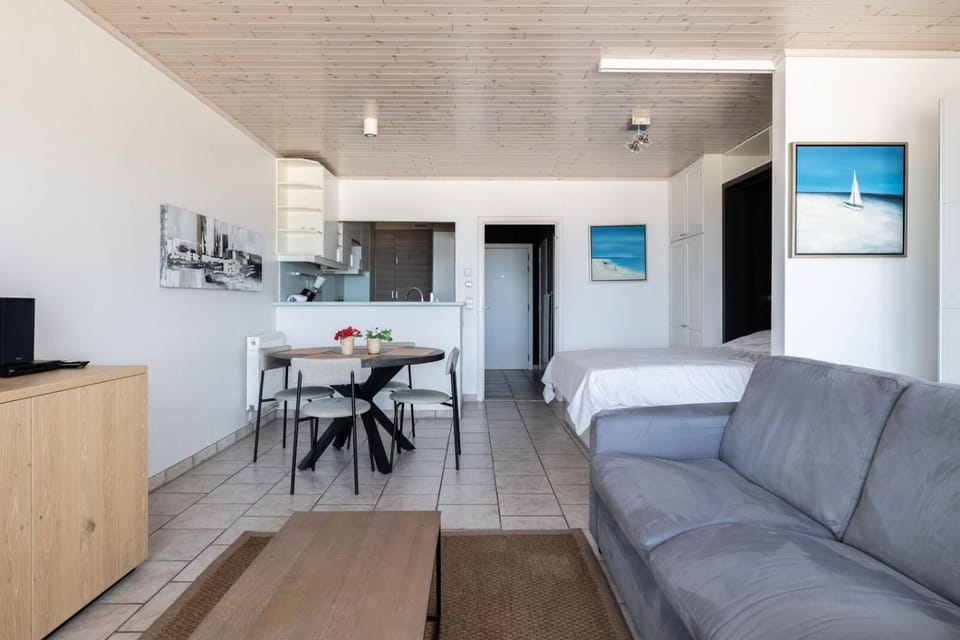 Kitchen or kitchenette, Living room, Seating area, Dining area