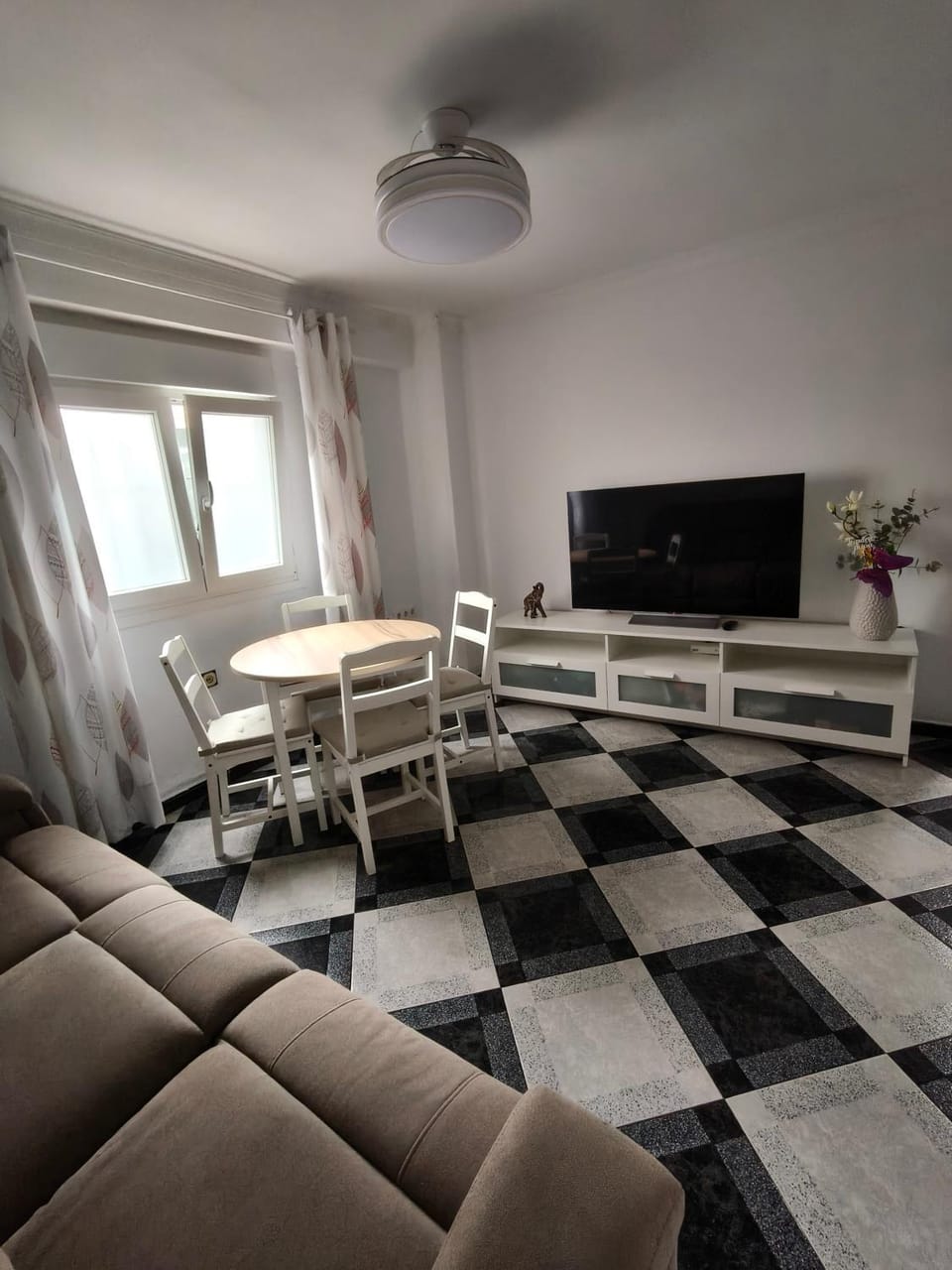 Communal lounge/ TV room, TV and multimedia, Living room, Seating area, Dining area, Evening entertainment