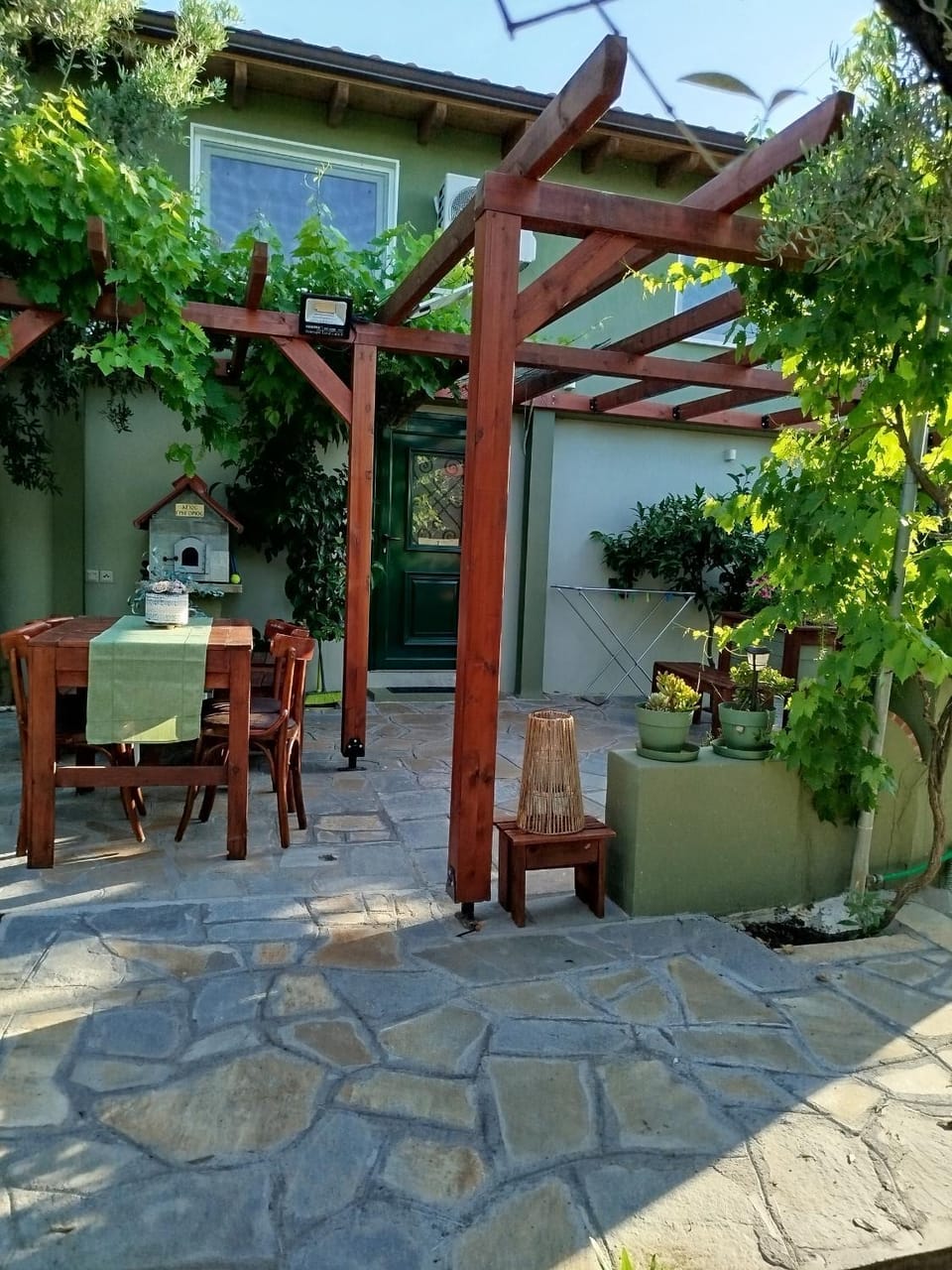 Property building, Day, Garden, Dining area, Garden view