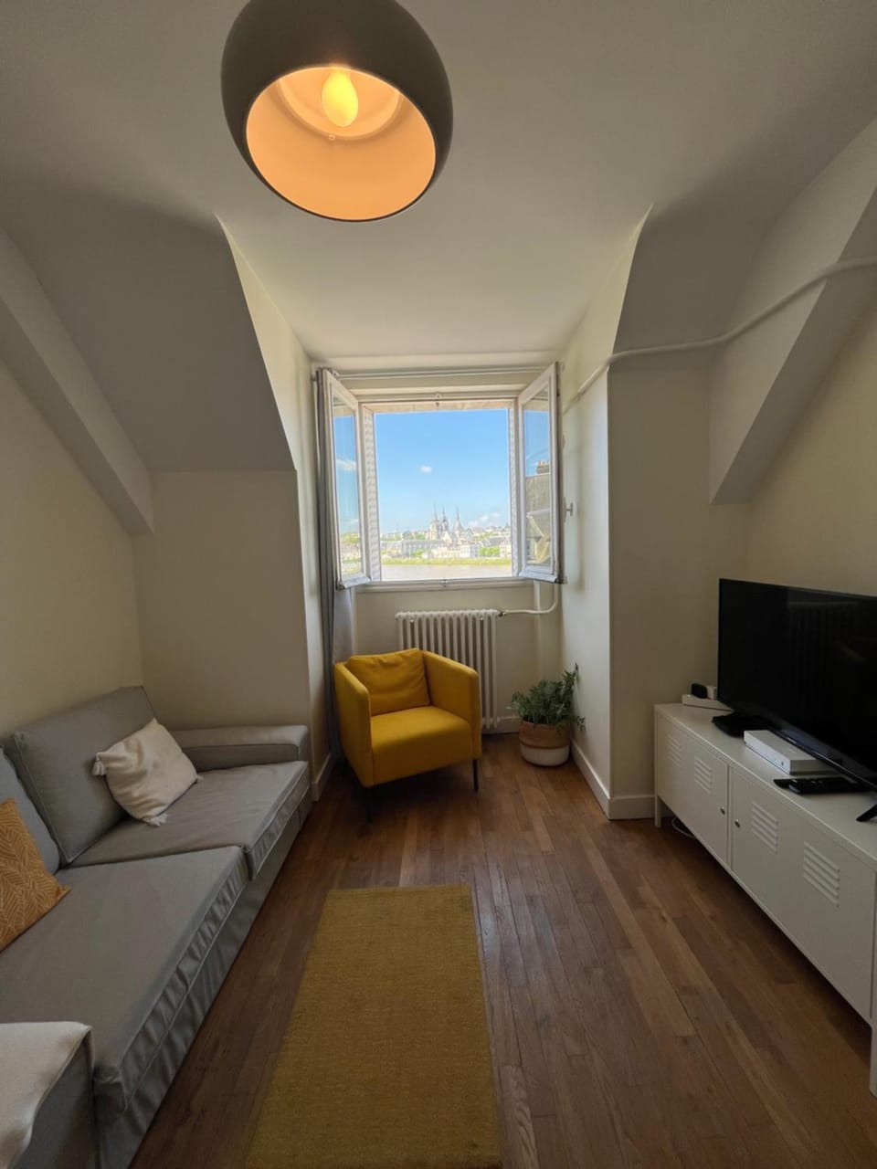 View (from property/room), Living room, City view, Landmark view, River view