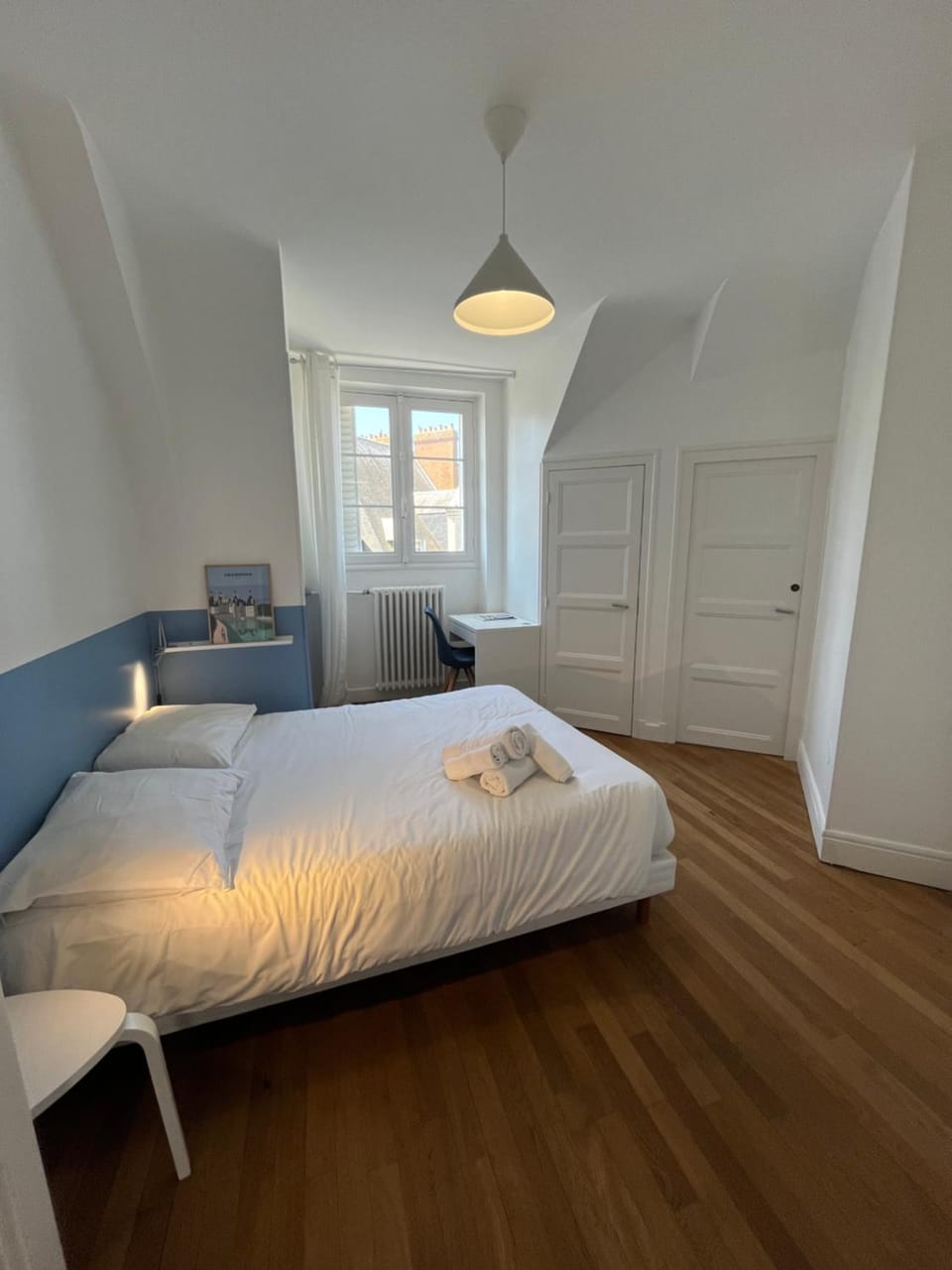 Bed, Night, Photo of the whole room, Bedroom, cot, towels