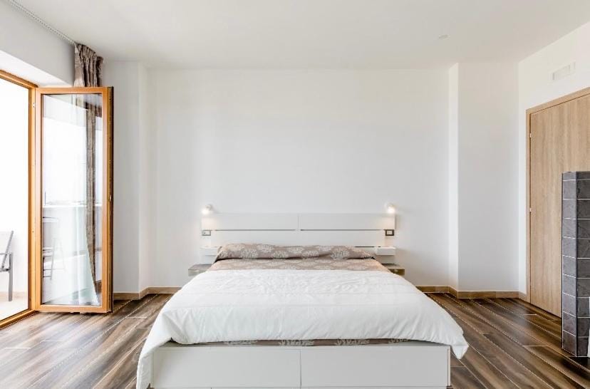 Bed, Photo of the whole room, Bedroom