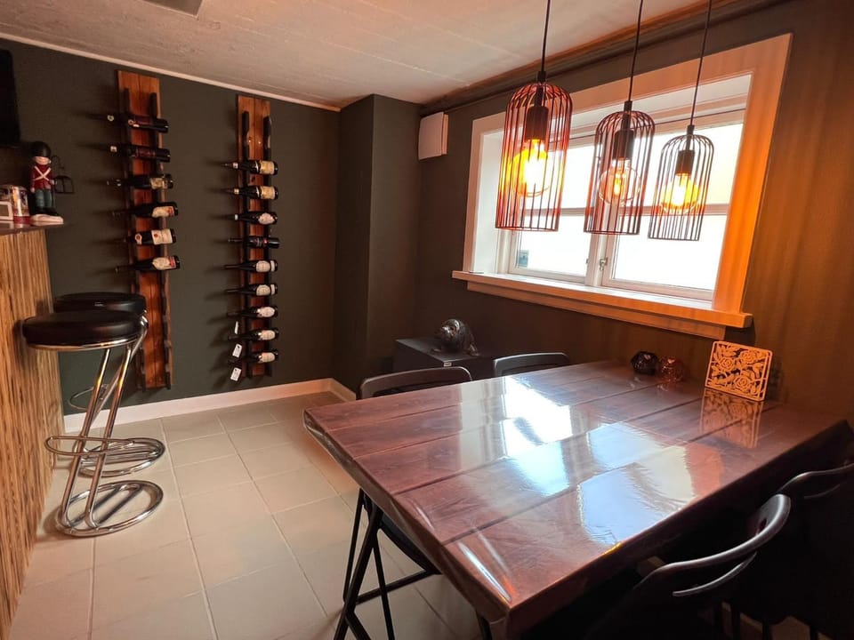 Living room, Alcoholic drinks, Non alcoholic drinks, oven