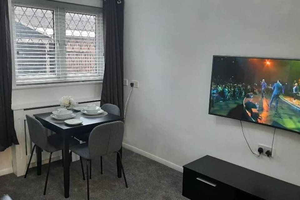Communal lounge/ TV room, TV and multimedia, Dining area