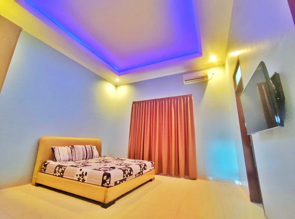 Bed, TV and multimedia, Bedroom