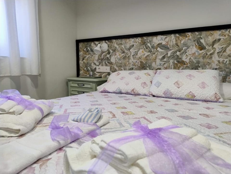 Bed, towels