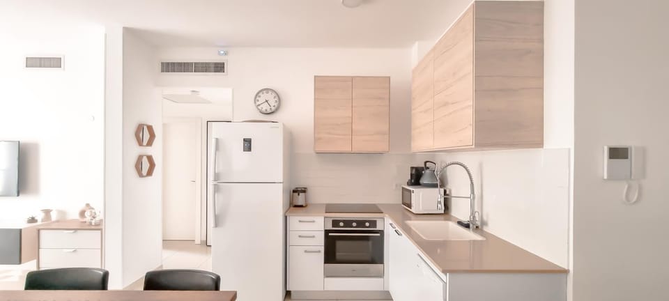 Kitchen or kitchenette, Dining area, dishwasher, minibar, pet friendly, stove, toaster, air conditioner