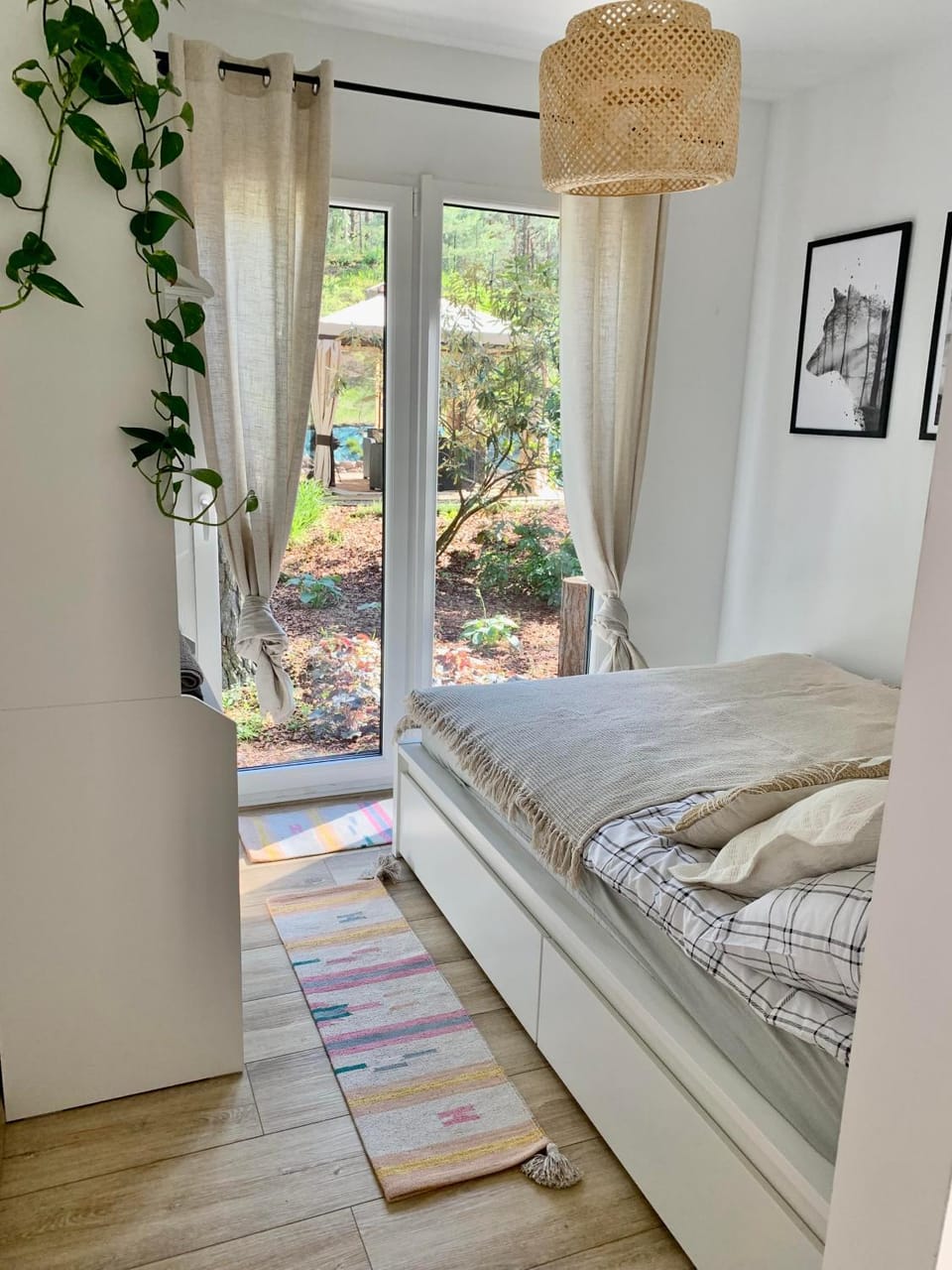 Photo of the whole room, Bedroom, Garden view
