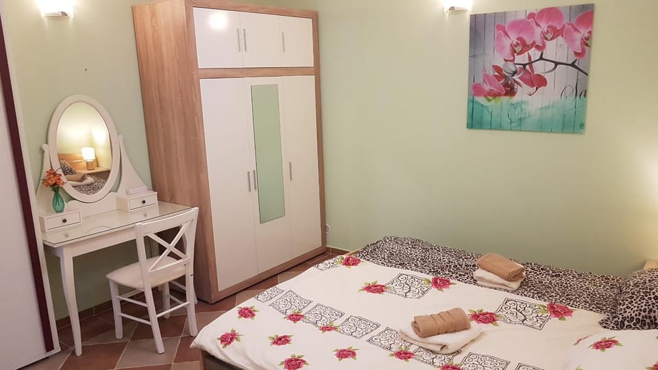 Bed, Photo of the whole room, Bedroom, towels, wardrobe