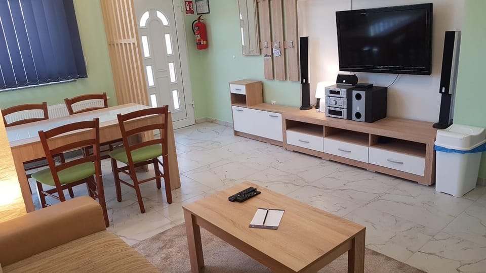 Communal lounge/ TV room, Nightclub / DJ, TV and multimedia, Living room, Seating area, Dining area