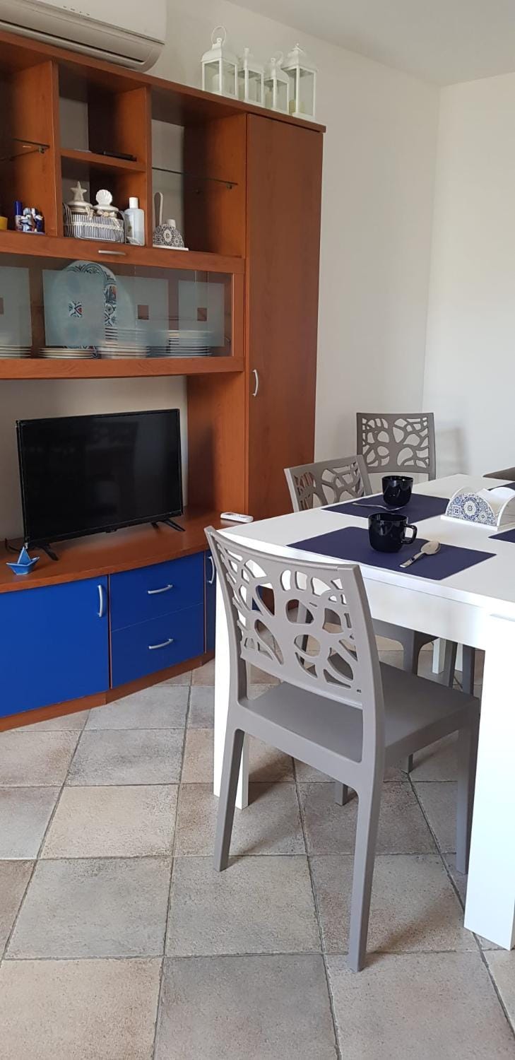 TV and multimedia, Living room, Seating area, Dining area