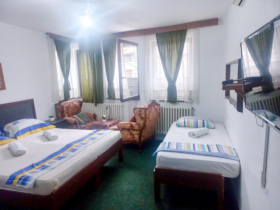 Bed, TV and multimedia, Photo of the whole room, Seating area, Bedroom