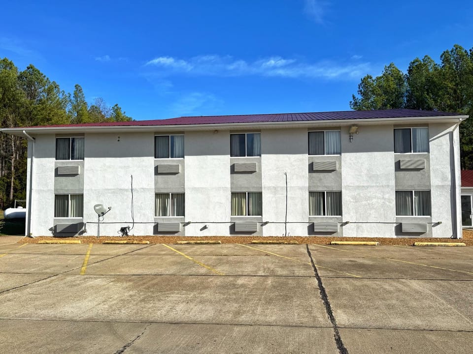 Lake Tree Inn & Suites Hotel in Marion