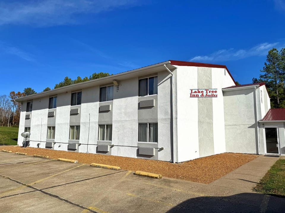 Lake Tree Inn & Suites Hotel in Marion