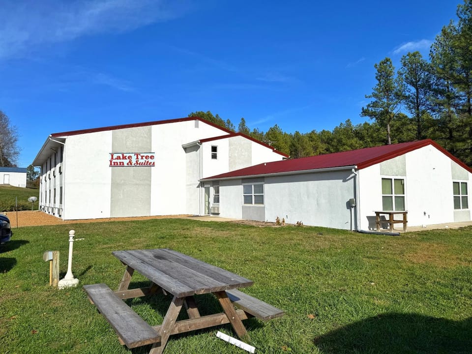 Lake Tree Inn & Suites Hotel in Marion