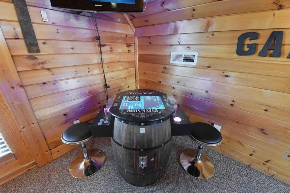 Ryes and Shine Bootlegger's Cabin! Hot Tub* Pool* Arcade* Billiards *EV * Pet Friendly Cabin in Sevierville