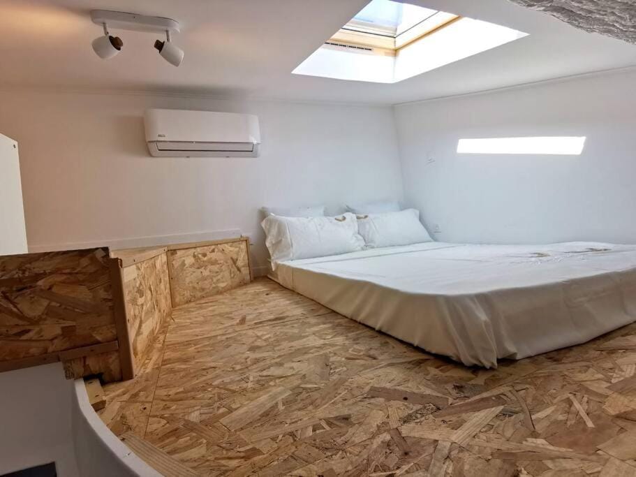 Bed, Photo of the whole room, Bedroom, air conditioner