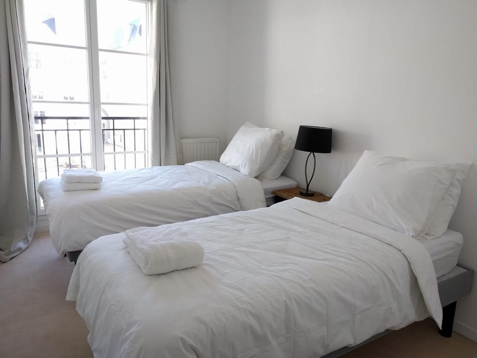 Bed, Bedroom, towels